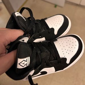 Jordan 1 mid se black and white size 9c with box